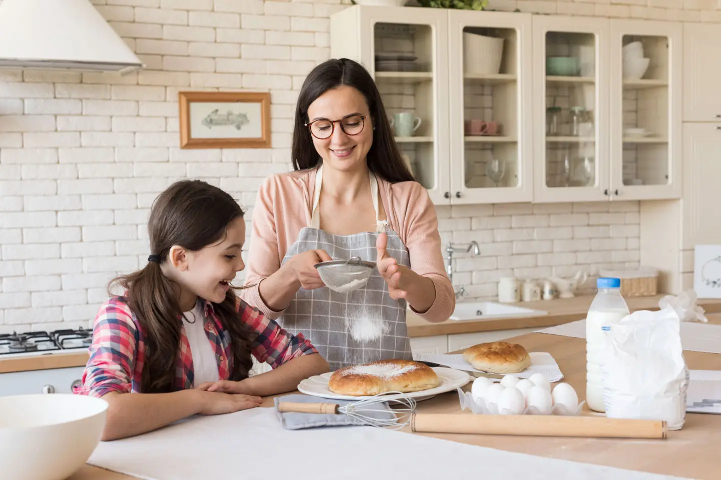 Ibu dan Anak sedang memasak